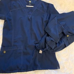 Navy wonderwink set small top med bottom